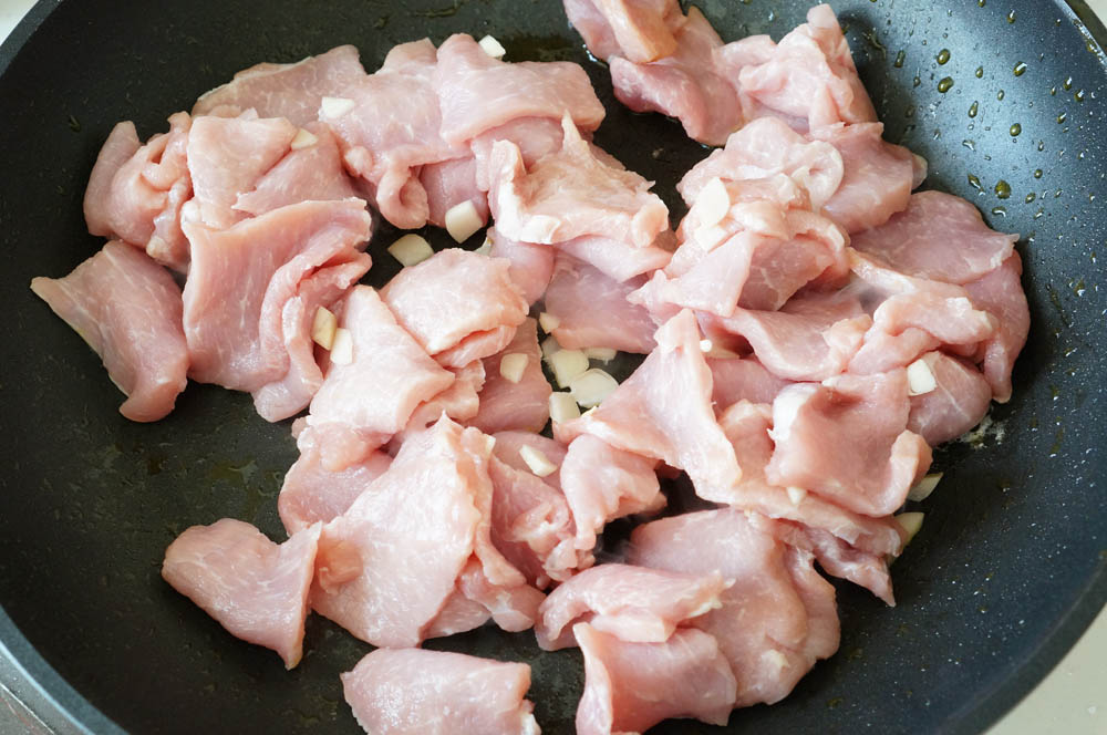 16 Carne de porc in sos dulce-acrisor