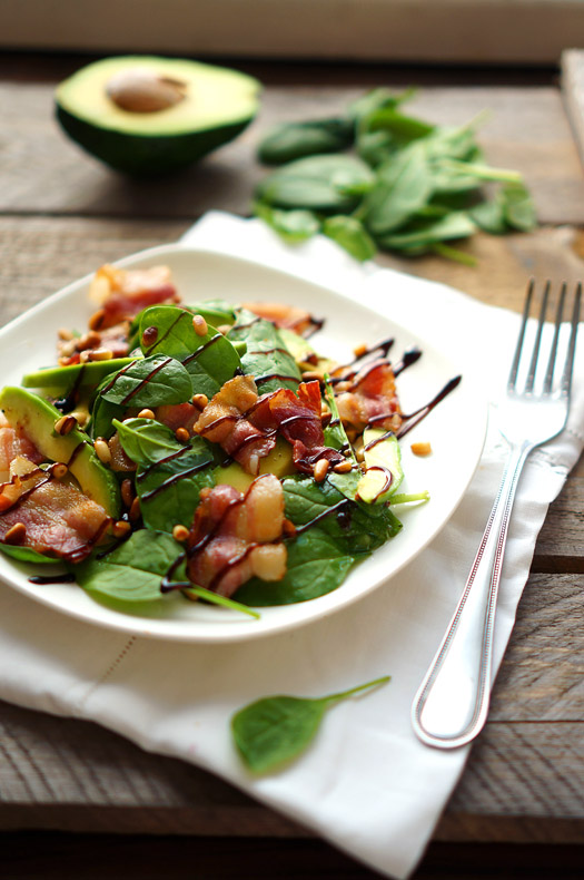 14 Salată cu avocado și bacon