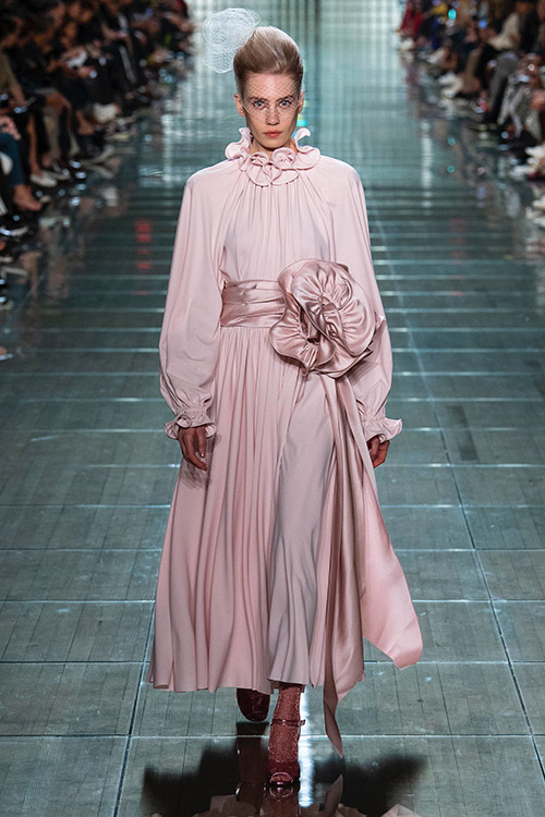 Roz pastelat culoare la moda in 2019